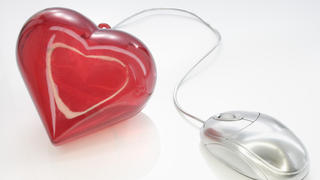 still life of red valentine_s heart and computer mouse Keine Weitergabe an Drittverwerter., Royalty free: Bei werblicher Verwendung Preis auf Anfrage