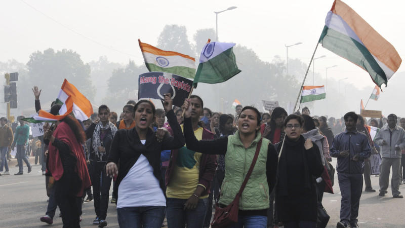 Erneut schockiert ein Gruppenvergewaltigungs-Fall Indien - und wieder mal stehen Polizei und Justiz in der Kritik.
