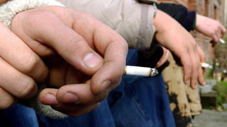 ARCHIV - Minderjährige Schüler rauchen auf dem Pausenhof einer Schule in Frankfurt (Oder, Brandenburg) eine Zigarette (Archivfoto vom 01.11.2002). Foto: Patrick Pleul/dpa (zu dpa «Brandenburger Jugendliche rauchen mehr als Altersgenossen» vom 29.05.2014) +++(c) dpa - Bildfunk+++