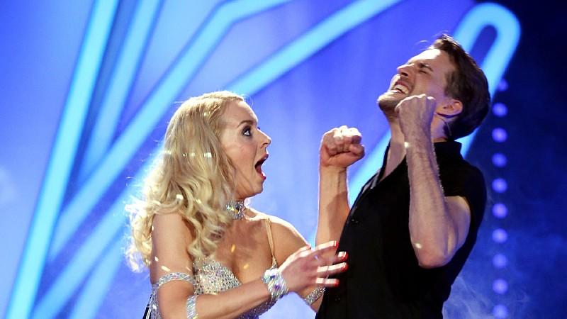 Alexander Klaws holt sich mit seiner Tanzpartnerin Isabel Edvardsson den Titel "Dancing Star 2014"  