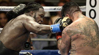 epa04200582 Bermane Stiverne of Haiti (L) lands a punch on Cristobal Arreola (R) in their World Boxing Council Heavyweight Championship bout at Galen Center in Los Angeles, California, USA, 10 May 2014. Stiverne knocked Arreola down twice in the sixth round and won the bout on a TKO. EPA/PAUL BUCK +++(c) dpa - Bildfunk+++