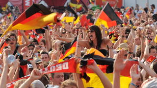 Fußballfans feiern die deutsche Nationalmannschaft am Samstag (03.07.2010) in der Innenstadt von Frankfurt am Main nach dem Sieg mit einem Autokorso. Mit einem 4:0-Sieg gegen Argentinien erreicht die DFB-Mannschaft das Halbfinale der Fußball-WM in Südafrika. Foto: Arne Dedert dpa/lhe  +++(c) dpa - Bildfunk+++
