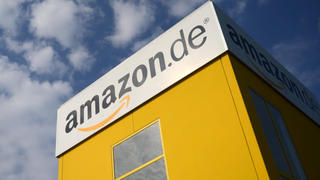 Blick auf den Eingangsbereich des Online-Versandhändlers Amazon in Bad Hersfeld (Hessen) am 02.06.2014. Die Beschäftigten haben ihren Streik vom Wochenende am Montag fortgesetzt. Foto: Uwe Zucchi/dpa +++(c) dpa - Bildfunk+++
