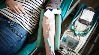 ARCHIV - Eine junge Frau spendet am 05.02.2013 in der Rettungszentrale des Bayerischen Roten Kreuzes (BRK) Blut. Foto: David Ebener/dpa (zu lrs «Rotes Kreuz wirbt um junge Blutspender» vom 13.06.2014) +++(c) dpa - Bildfunk+++