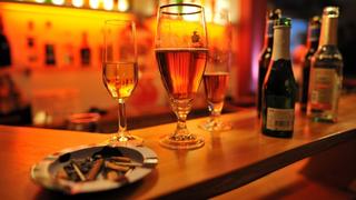 Mit Alkohol gefüllte Gläser stehen auf dem Tresen einer Bar während einer Feier. Foto: Frank May