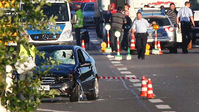 Autobahn 4 bei Köln: Messerstecher von Auto überfahren