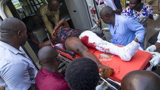 A woman, injured in a bomb blast at a crowded shopping district, arrives at the Maitama general hospital in Abuja, June 25, 2014. The explosion tore through the popular Banex Plaza shopping center in the upscale Wuse 2 district of the Nigerian capital Abuja during rush hour on Wednesday, a police spokesman said. REUTERS/Afolabi Sotunde (NIGERIA - Tags: CIVIL UNREST TPX IMAGES OF THE DAY)