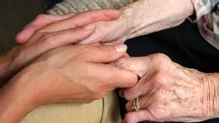 ARCHIV - Die Hände einer Pflegerin halten die Hände einer 91-jährigen Heimbewohnerin in einem Pflegewohnheim in Berlin (Archivfoto vom 27.07.2004). Das Bundeskabinett befasst sich am Mittwoch (17.10.2007) mit der Reform der Pflegeversicherung. Foto: Jens Kalaene dpa +++(c) dpa - Bildfunk+++