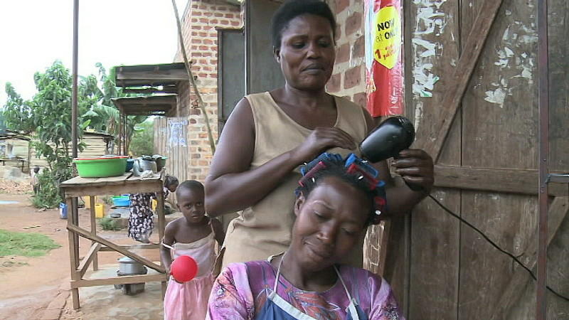 Damen-Friseur in Uganda.