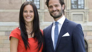 epa04285776 Swedish Prince Carl Philip (R) and his girlfriend Sofia Hellqvist (L) announce their engagement during a press conference at the Royal Palace in Stockholm, Sweden, 27 June 2014. The couple's wedding is scheduled to take place in the summer of 2015. EPA/JONAS EKSTROMER CROPPED VERSION OF epa04285773 **SWEDEN OUT** +++(c) dpa - Bildfunk+++