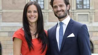 epa04285773 Swedish Prince Carl Philip (R) and his girlfriend Sofia Hellqvist (L) announce their engagement during a press conference at the Royal Palace in Stockholm, Sweden, 27 June 2014. The couple's wedding is scheduled to take place in the summer of 2015. EPA/JONAS EKSTROMER **SWEDEN OUT** +++(c) dpa - Bildfunk+++
