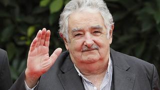 Uruguay's President Jose Mujica waves to the media during the ceremonial greeting of heads of states at the G77+ China Summit in Santa Cruz de la Sierra June 15, 2014. REUTERS/Enrique Castro-Mendivil (BOLIVIA - Tags: POLITICS BUSINESS PROFILE)