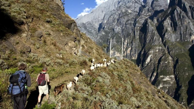 Vor allem beim Wandern in den Bergen sollten Sie auf einen guten Sonnenschutz achten.