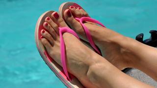 Die Füße einer Frau, die auf der Insel Bora Bora die Sonne genießt. Foto: Frank May