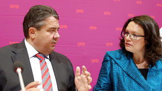 Der SPD-Vorsitzende Sigmar Gabriel und Bundesarbeitsministerin Andrea Nahles unterhalten sich am 23.06.2014 zu Beginn der Vorstandssitzung ihrer Partei Partei im Willy-Brandt-Haus in Berlin. Foto: Wolfgang Kumm/dpa +++(c) dpa - Bildfunk+++