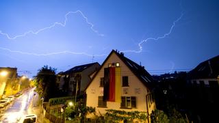 Blitze zucken am 07.07.2014 am Himmel über Stuttgart (Baden-Württemberg). Foto: Sebastian Kahnert/dpa