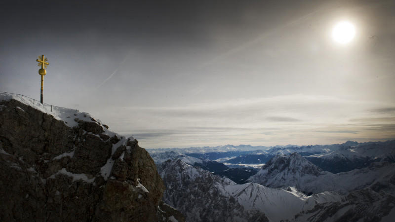 Das Gipfelkreuz steht am 27.01.2013 bei eisigen Temperaturen auf der Zugspitze in Grainau (Bayern). Foto: Victoria Bonn-Meuser/dpa  +++(c) dpa - Bildfunk+++