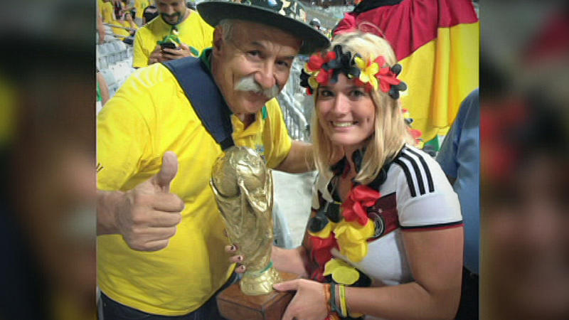WM 2014 in Brasilien: Clovis Acosta Fernandes übergibt Fritzi Schrader 'seinen' WM-Pokal.