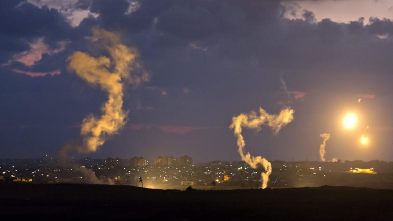 Israelische Raketen erleuchten den Nachthimmel über Gaza.
