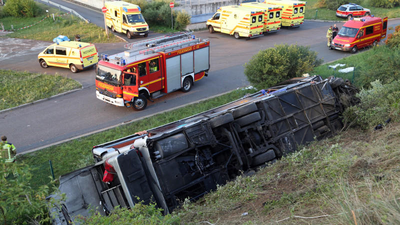 Nach dem tödlichen Busunglück bei Dresden konzentrieren sich die Ermittlungen auf den Fahrer des polnischen Reisebusses.