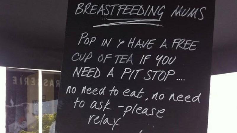 Der neueste Beitrag zur Diskussion kommt aus England: Vor einem Café im Cheltenham hängt ein Schild, dass stillende Mütter auffordert, sich im Café zu entspannen - wer stillt, bekommt ohne zusätzliche Anfrage eine Tasse Tee kostenlos.
