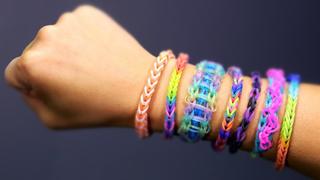 Image #: 26120863    The popularity of Rainbow Loom bracelets among kids is causing some schools to ban wearing them saying they cause too much of a distraction in class. (Joe Burbank/Orlando Sentinel/MCT)      Orlando Sentinel/ MCT /LANDOV Keine Weitergabe an Drittverwerter.