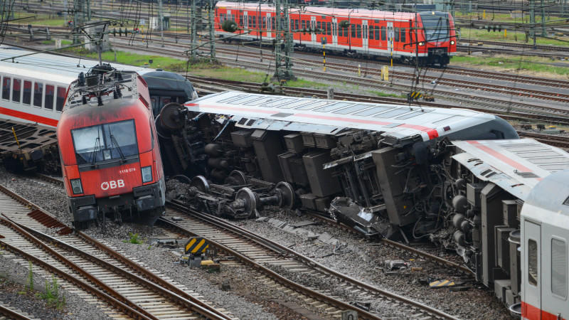 In der Nähe des Mannheimer Hauptbahnhofs rammte ein Güterzug den Eurocity mit 250 Menschen an Bord.