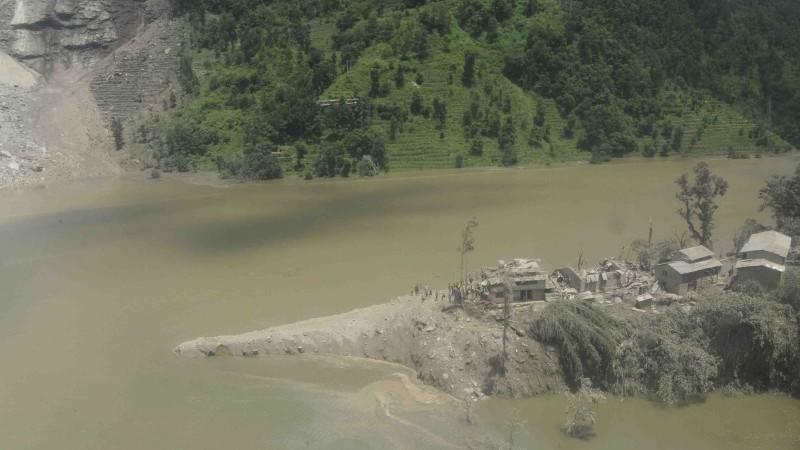 Nach einem Erdrutsch hat sich der Fluss Sunkoshi zu einem riesigen See aufgestaut