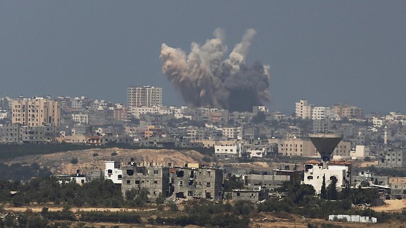 Israel greift Gaza als Reaktion auf den Angriff der Hamas an.