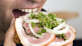epa04350505 A picture made available 12 August 2014 shows a man eating Danish sliced rolled meat speciality called Rullepolse in Copenhagen, Denmark, 24 March 2006. Since June 12 Danes died from the bacteria listeria, which has been traced to food business Joern A. Rullepoelser A/S in Hedehusene, Denmark. This was stated by Statens Serum Institut (SSI). Statens Serum Institut is a central, integrated part of Danish national and international disease control. EPA/NILS MEILVANG DENMARK OUT +++(c) dpa - Bildfunk+++