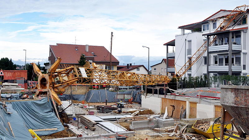 In Filderstadt bei Stuttgart ist ein Baukran auf ein Mehrfamilienhaus gestürzt.