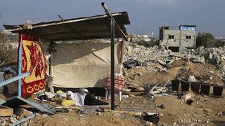 A Palestinian woman sleeps in a tent erected next to the ruins of her house, which witnesses said was destroyed during the Israeli offensive, on the fourth day of a five-day ceasefire in Johr El-Deek village near the central Gaza Strip August 17, 2014. Prime Minister Benjamin Netanyahu said on Sunday any deal on Gaza's future at truce talks in Cairo must be contingent on Israel's security needs, cautioning Hamas against carrying out its threat of a long war if Palestinian demands are not met. With a five-day ceasefire due to expire late on Monday, negotiators were to reconvene in the Egyptian capital to seek an end to five weeks of hostilities that have killed more than 2,000 people.  REUTERS/Ibraheem Abu Mustafa (GAZA - Tags: POLITICS CIVIL UNREST)