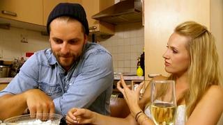 Andreas und Anna machen zusammen Sushi und führen ein ernsthaftes Gespräch. 