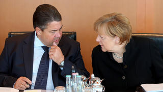 Bundeskanzlerin Angela Merkel (CDU) unterhält sich am 20.08.2014 zu Beginn der Kabinettssitzung im Bundeskanzleramt in Berlin mit Bundeswirtschaftsminister Sigmar Gabriel (SPD). Foto: Wolfgang Kumm/dpa +++(c) dpa - Bildfunk+++