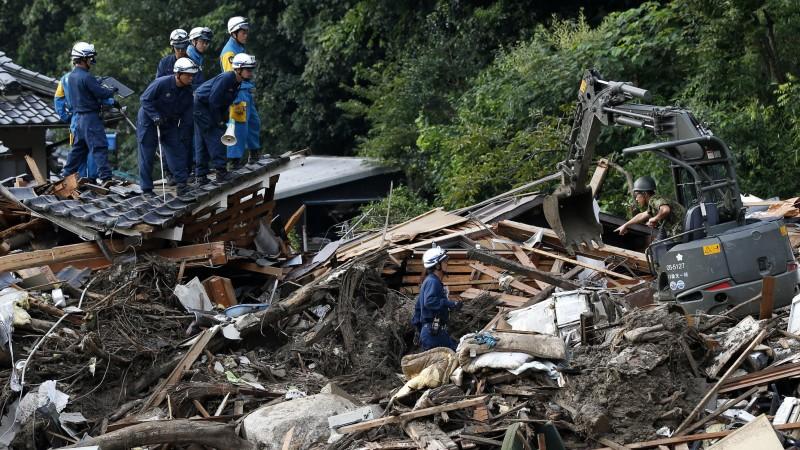 Suche nach Überlebenden: Durch Erdrutsche nach starken Regenfällen in der westjapanischen Stadt Hiroshima sind über 40 Menschen ums Leben gekommen.