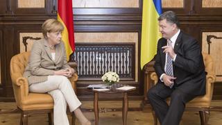 Germany's Chancellor Angela Merkel (L) and Ukraine's President Petro Poroshenko speak during their meeting in Kiev August 23, 2014.  REUTERS/Mykhailo Markiv/Pool (UKRAINE - Tags: POLITICS)
