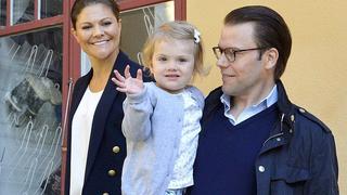 Sweden's princess Estelle arrives for her first day of pre-school together with her parents Crown Princess Victoria and Prince Daniel, at the Aventyret (Adventure) pre-school in Danderyd, just outside Stockholm August 25, 2014.  REUTERS/Anders Wilkund/TT News Agency (SWEDEN - Tags: ROYALS SOCIETY) FOR EDITORIAL USE ONLY. NOT FOR SALE FOR MARKETING OR ADVERTISING CAMPAIGNS. THIS IMAGE HAS BEEN SUPPLIED BY A THIRD PARTY. IT IS DISTRIBUTED, EXACTLY AS RECEIVED BY REUTERS, AS A SERVICE TO CLIENTS. SWEDEN OUT. NO COMMERCIAL OR EDITORIAL SALES IN SWEDEN. NO COMMERCIAL SALES