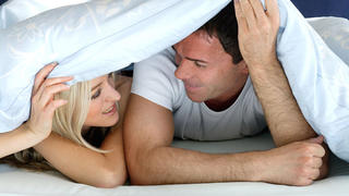 Paar unter der Bettdecke