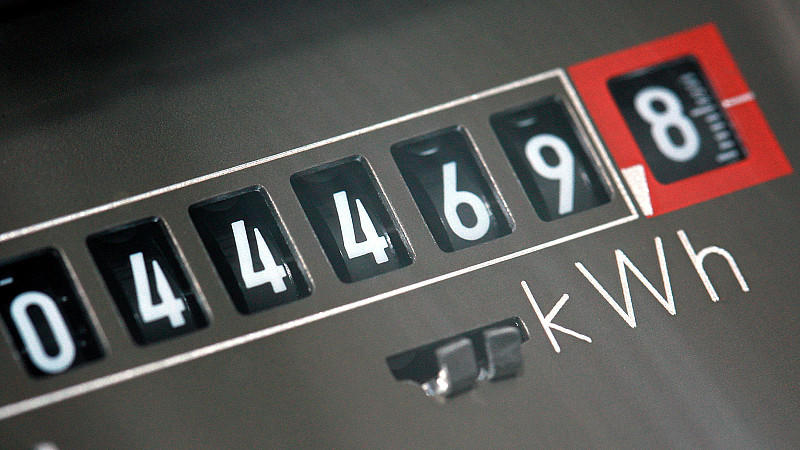 ARCHIV- ILLUSTRATION - Auf einem Stromzähler in einem Privathaus in Schwerin werden am 19.12.2005 die bisher verbrauchten Kilowattstunden angezeigt. Die Neuregelung der Strom- und Gasversorgung hat nicht den erhofften Preisvorteil für die Verbraucher