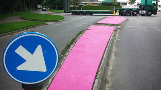 epa04381694 A pink traffic island in Wijchen, The Netherlands, pictured on 02 September 2014. A misunderstanding in communication between the municipality and a paint supplier caused the raised areas to be painted in the wrong color. EPA/OMROEP GELDERLAND +++(c) dpa - Bildfunk+++