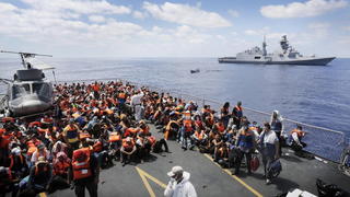 epa04380873 A picture made available on 02 September 2014 shows refugees being transferred from Italian Navy's frigate 'Euro' to 'Virgilio Fasan' (R) within the scope of Mare Nostrum operation in the Southern Mediterranean Sea, 30 August 2014. So far this year, more than 100,000 migrants have landed on Italian shores. Rome authorities have launched a maritime search-and-rescue operation to prevent deaths at sea, but they say they cannot continue funding it on their own. EPA/GIUSEPPE LAMI +++(c) dpa - Bildfunk+++