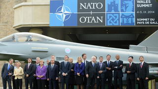 epaselect epa04385315 Heads of State and Government stand in front of a Typhoon fighter jet as they watch a military fly past during the NATO Summit 2014 at the Celtic Manor Resort in Newport, Wales, Britain, 05 September 2014. World leaders from about 60 countries are coming together for a two-day NATO summit taking place from 04-05 September. EPA/FACUNDO ARRIZABALAGA +++(c) dpa - Bildfunk+++