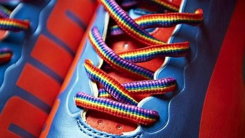 Fußballer tragen diese regenbogenfarbenen Schnürsenkel, um gegen Schwulen-Hass zu protestieren.