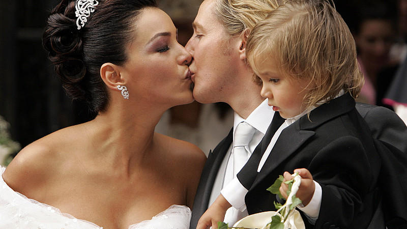 Verona Pooth heiratet 2005 in Wien ihren Franjo, der Sohnemann San Diego auf dem Arm hat.