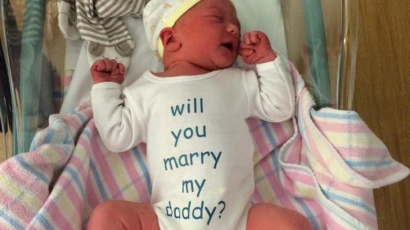 Heiratsantrag per Babystrampler: "Willst du meinen Papa heiraten?"