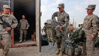 FILE - An image made available on 18 December 2011 shows soldiers from the 3rd Brigade, 1st Cavalry Division, help load baggage into a shipping container at Camp Adder, now known as Imam Ali Base, near Nasiriyah, Iraq on 16 December 2011. Around 500 troops from the 3rd Brigade, 1st Cavalry Division then ended their presence on Camp Adder, the last remaining American base, and departed in the final American military convoy out of Iraq. EPA/MARIO TAMA / POOL (Zu dpa "USA weiten Luftangriffe auf Syrien aus - Training für Rebellen") +++(c) dpa - Bildfunk+++