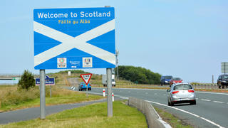 Ein Schild mit der Aufschrift "Willkommen in Schottland" steht am 11. Juli 2014 auf einem Parkplatz der A1 an der englisch-schottischen Grenze in der Nähe von Berwick-upon-Tweed. Foto: Jens Dudziak/dpa (zu: "Schottland-Kontrahenten mobilisieren Kräfte" vom 12.09.2014) +++(c) dpa - Bildfunk+++