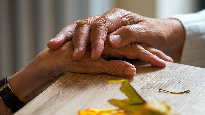 Könnten Alzheimer und Parkinson wirklich ansteckend sein?