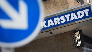 Der Karstadt Schriftzug steht am 19.09.2014 in Düsseldorf (Nordrhein-Westfalen) an einem Kaufhaus. Am Freitag finden Tarifgespräche für die rund 17 000 Karstadt-Mitarbeiter statt. Foto: Martin Gerten/dpa +++(c) dpa - Bildfunk+++