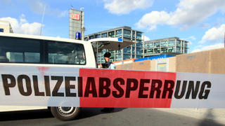 ARCHIV - Polizeibeamte haben am 20.09.2012 den Südeingang des Hauptbahnhofs in Berlin gesperrt.   Foto: Wolfgang Kumm/dpa   (zu dpa "Viele Tötungsdelikte werden in Polizeistatistik nicht erfasst" vom 04.09.2014) +++(c) dpa - Bildfunk+++
